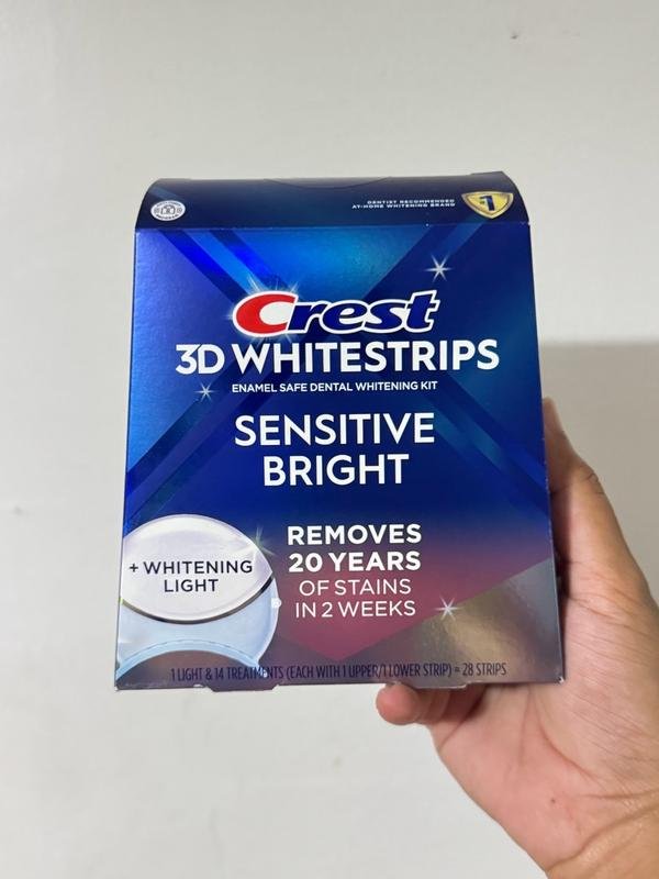 Crest 3DWhitestrips Sensitive bright  + Kit de blanchiment des dents à domicile à lumière LED - 14 traitements – Image 4